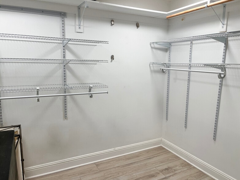 Adjustable shelves with large amounts of space and options - 5037 Rosewood Ave