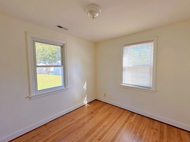 Building Photo - Cottage Rancher on Private Drive