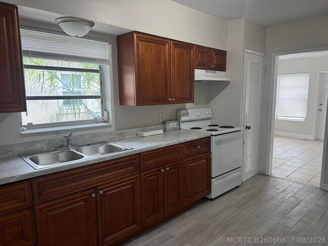 Building Photo - 510 Hibiscus Ave