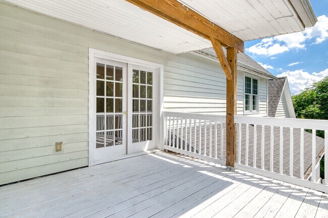 Building Photo - 5 to 8 Bedrooms. Pet Friendly.