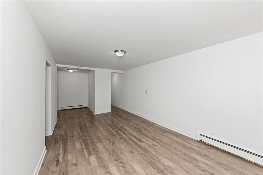 Building Photo - 6211 N Kenmore Ave
