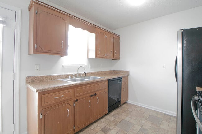 Building Photo - 606 Artic Ave