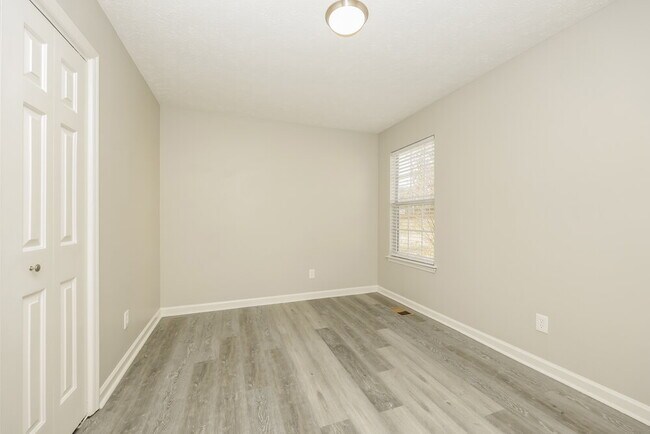 Building Photo - 186 Elm St