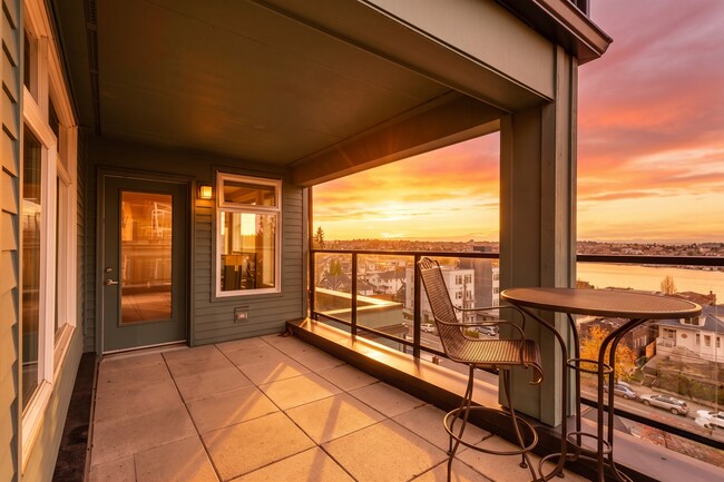 Building Photo - East Queen Anne Seattle 2 Bedroom Apartment for Rent | Lake Union Views, Rooftop Deck, In-Unit La...