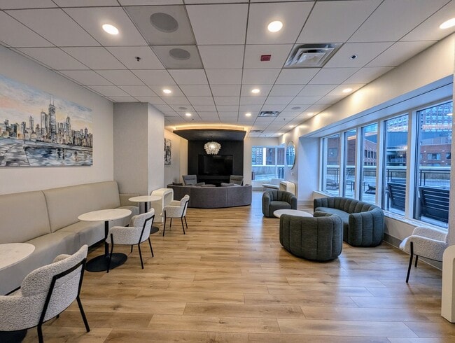 Building Photo - 512 N McClurg Ct