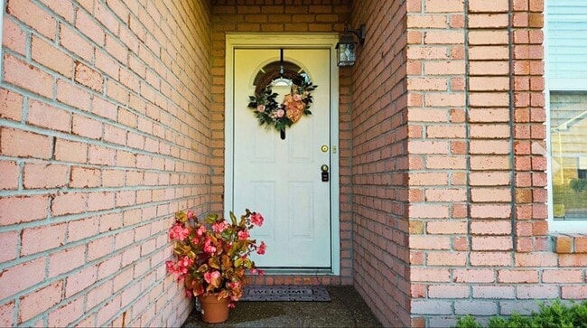 Building Photo - Spacious and beautiful Hendersonville home