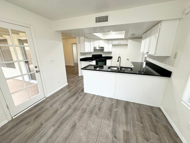 Building Photo - Stunning 4 Bedroom/2.5 Bath Home in Ahwatukee