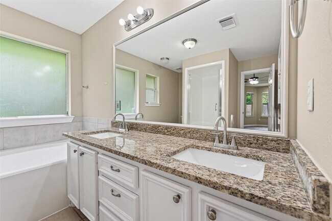 Building Photo - 11655 Lakeview Manor Dr