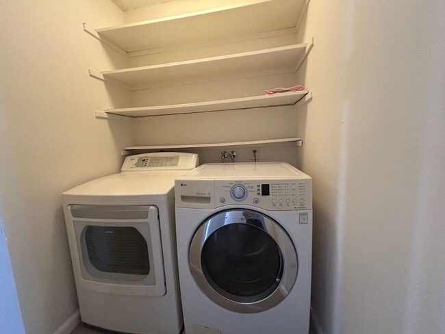 Building Photo - Nice 3br/1.5ba Town Home. Great school. Wa...