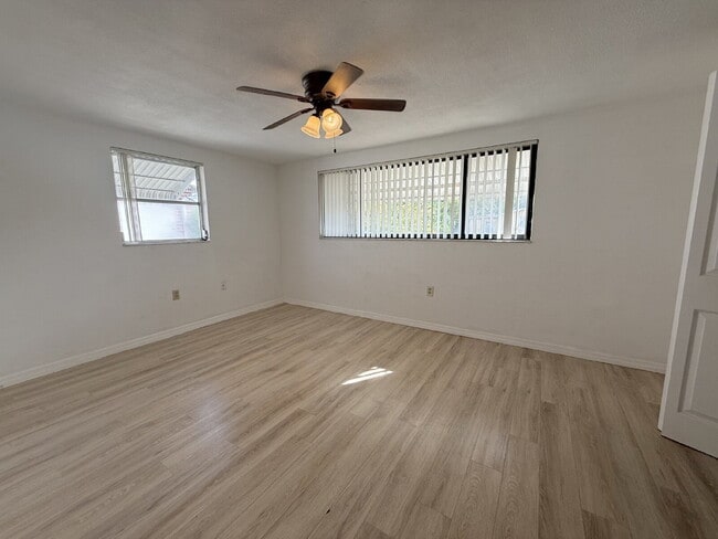 Building Photo - 2-Bedroom Retreat with 1.5 Baths in Holiday, FL!