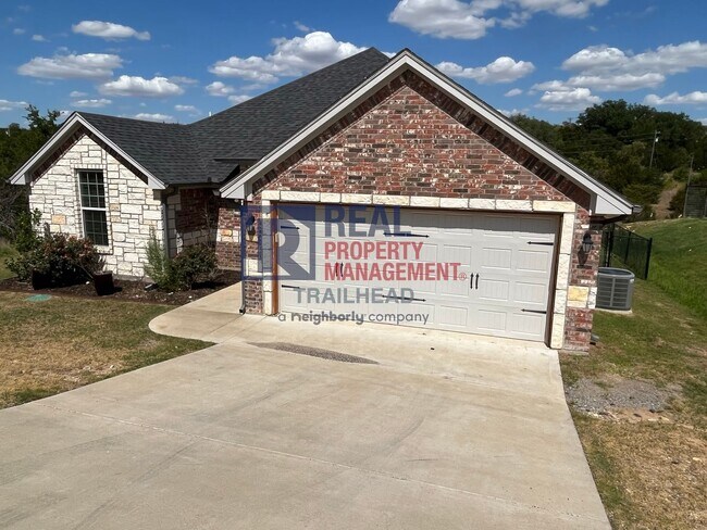 Building Photo - Amazing 3 Bed 2 Bath Home in Gated Lakesid...