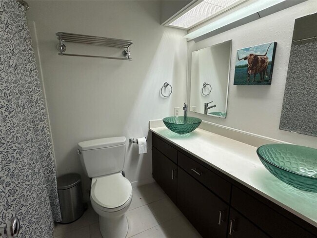 Building Photo - 1908 Pompton Dr