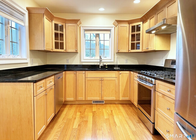 Building Photo - 8 Woodside Ave