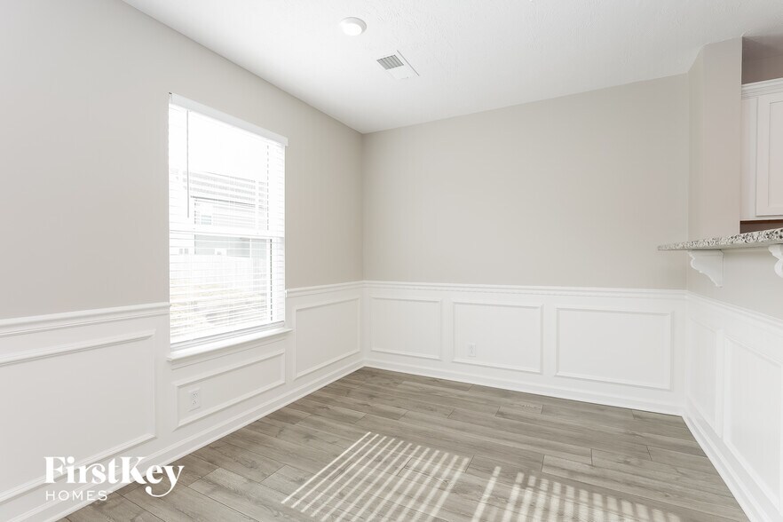 Building Photo - 2230 Oak Dr