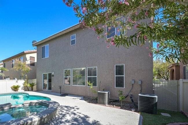 Building Photo - NW!!! 4 bedrooms!!! Pool and Spa!!! All ti...