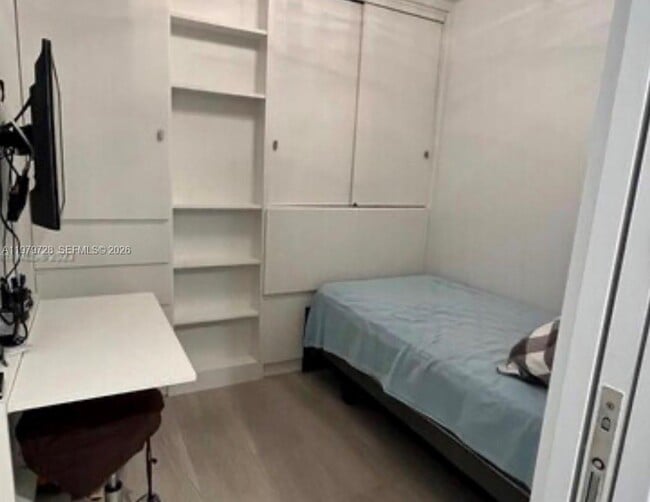 Building Photo - 2457 Collins Ave