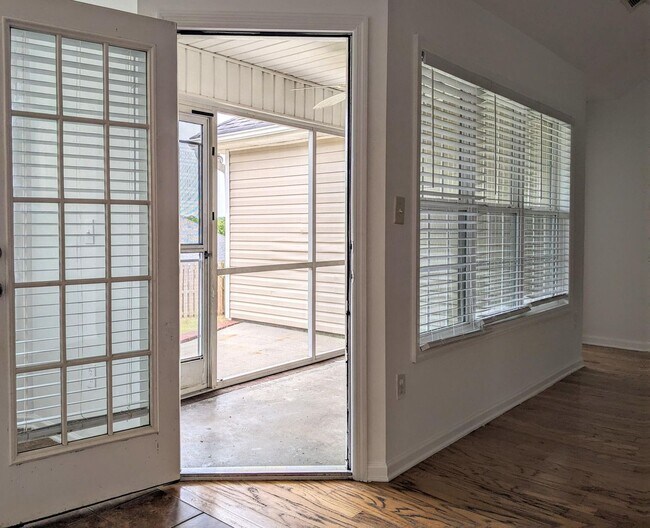 Building Photo - 508 Simoni Pl