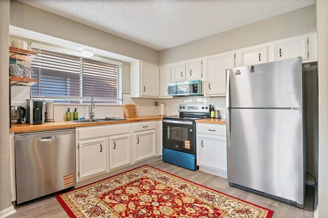 Building Photo - 12400 Overbrook Ln