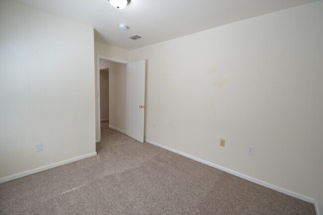 Building Photo - 5 Bed 3 Bath Ranch with Finished Basement