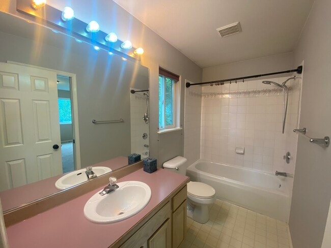 Building Photo - A gorgeous Eagle River home with views for...