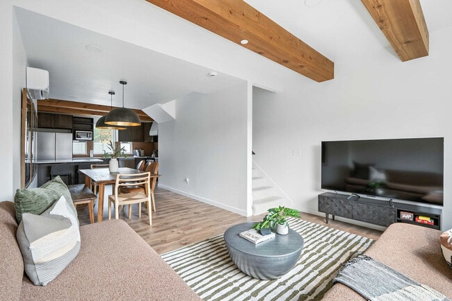 Building Photo - 925 NE 23rd Ave