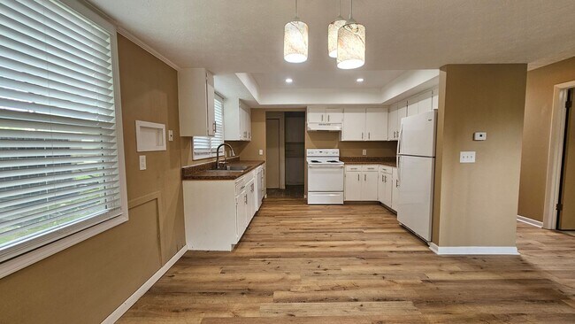 Building Photo - 557-559 Bailey Drive