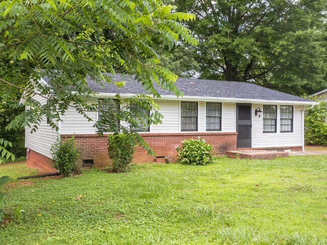 Building Photo - "Charming 3-Bedroom  with 1.5 Baths in Kings Mountain - Cozy 1050 sqft Home!"