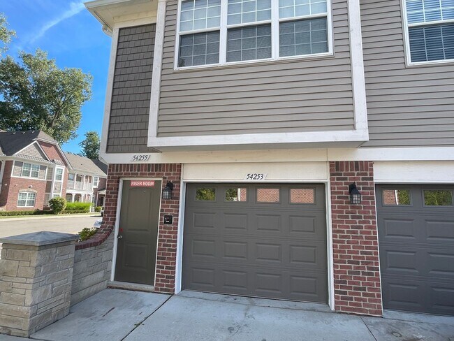 Building Photo - Shelby Township - 3 Bedroom, 2 Bath, End-Unit condo style w/Att Garage