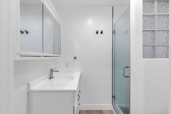Building Photo - Beautiful newly remodeled modern 2 Bed + 2...