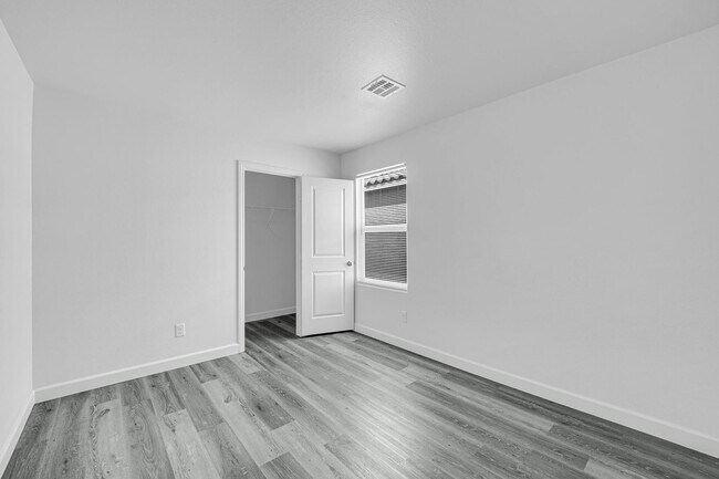 Building Photo - 5 br, 3 bath House - 9835 Colenso Ct