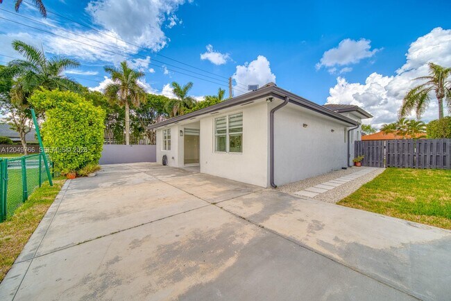 Building Photo - 15950 SW 71st Terrace