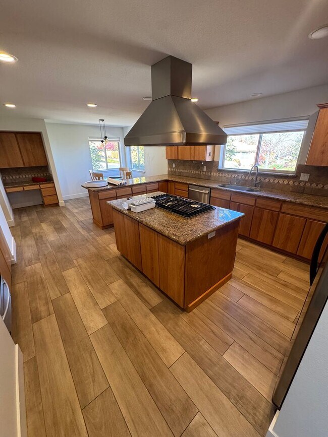 Building Photo - Beautiful Fieldcreek Ranch Exclusive Home