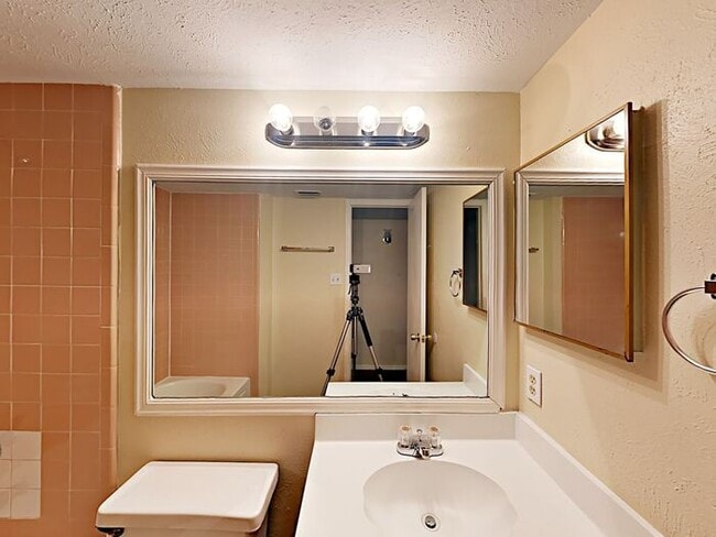 Building Photo - No Application Fee* Plus $250 Off First 2 ...