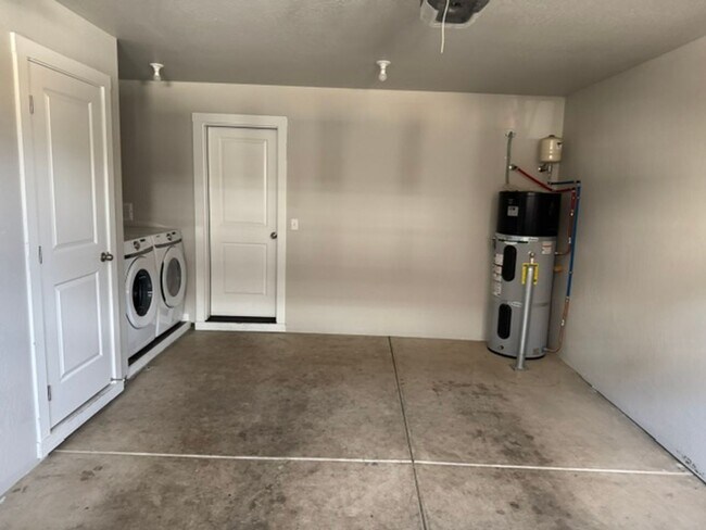 Building Photo - LIKE - NEW 3- BEDROOM TOWNHOME W/ GARAGE, FENCED YARD & PRIVATE 3RD BEDROOM OFF GARAGE