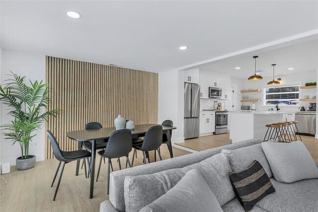 Building Photo - 1921 Fern Ave