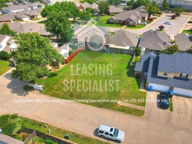 Building Photo - Stunning West Norman 3 Bed 2 Bath Townhome!