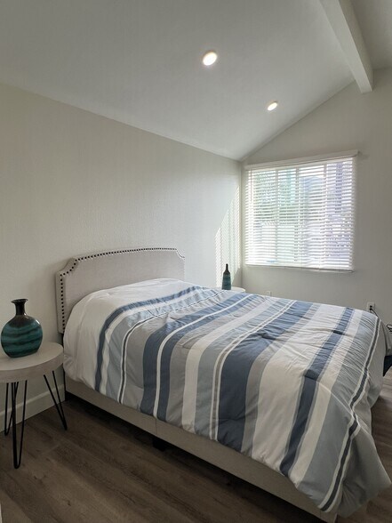 Building Photo - 355 N Maple St