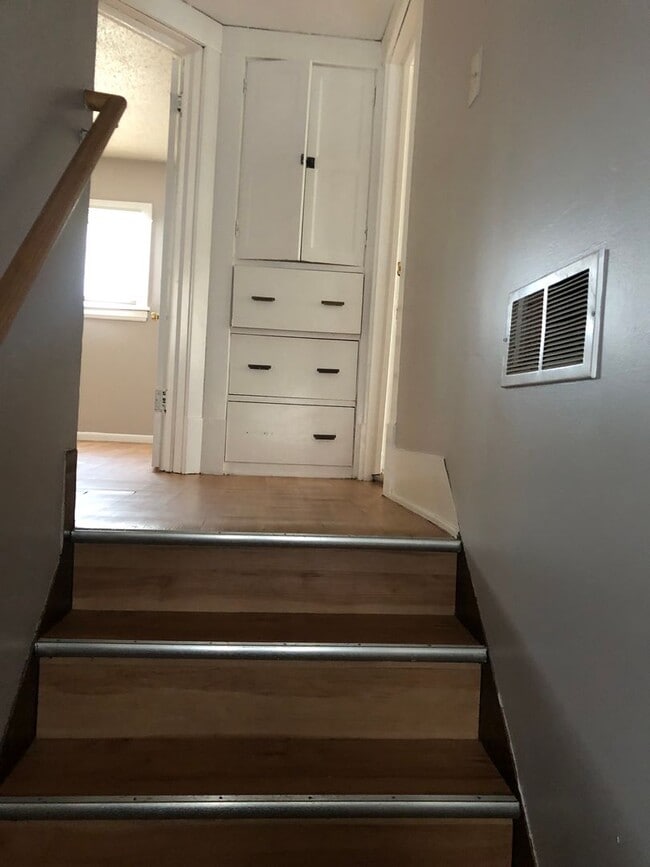 Building Photo - Cozy 3 bedroom house available