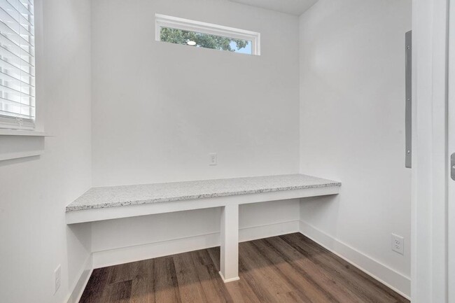 Building Photo - 2 Bedroom with Bonus Office!