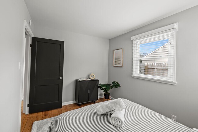 Building Photo - Super Mod Clintonville Oasis - Perfect for travelling profesionals