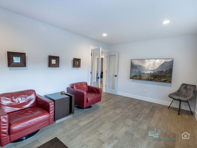 Building Photo - Fully Furnished Lake Oswego Gem!!!!