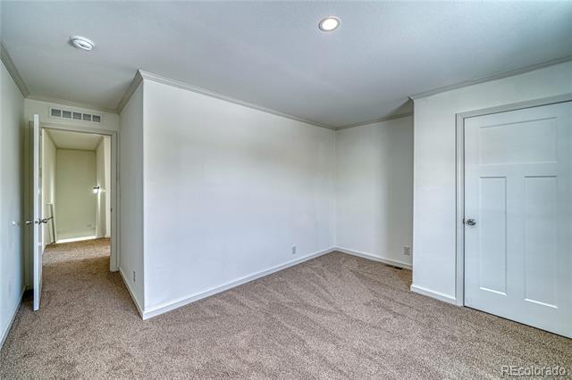 Building Photo - 902 W 6th St