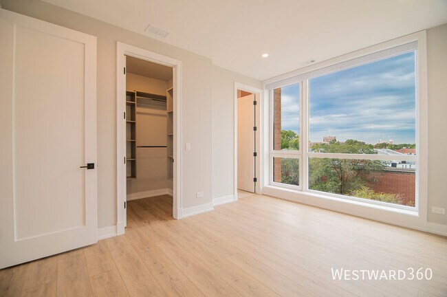 Building Photo - 2355 W Flournoy St