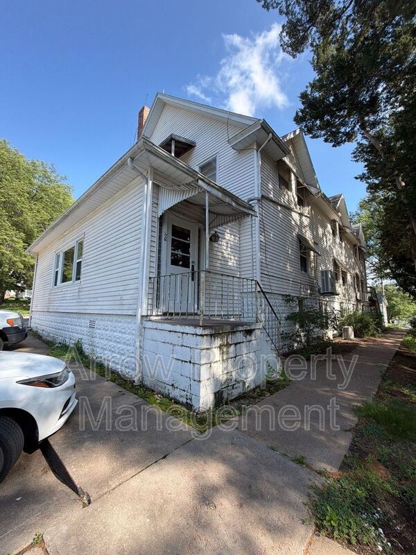 Building Photo - 411 7th St