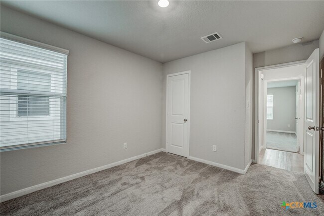 Building Photo - 1945 Redstart