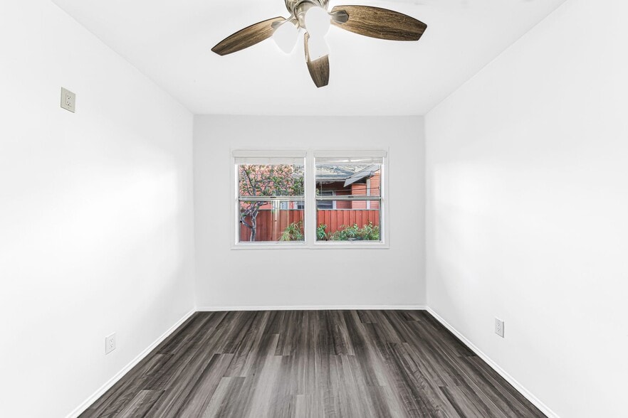 Building Photo - 1631 E 4th St