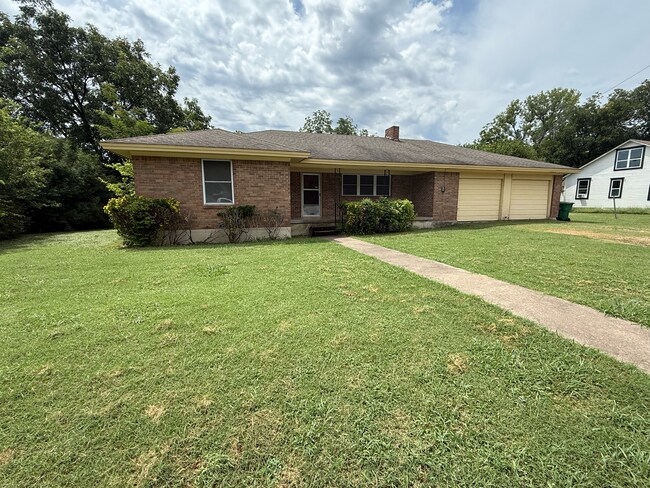 Building Photo - 1002 Hackberry St