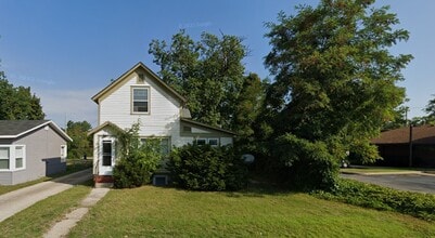 Building Photo - Charming 2 bedroom unit - Conveniently located.