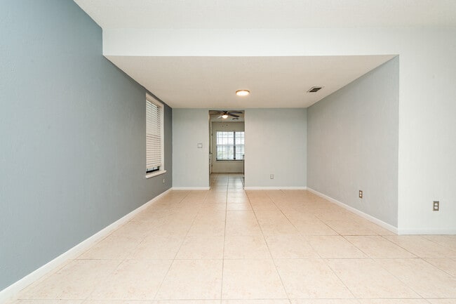 Building Photo - 9 Oakwood Park