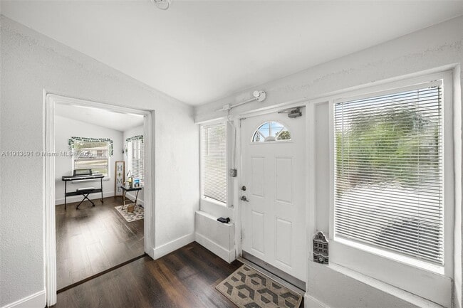 Building Photo - 600 SW 10th St